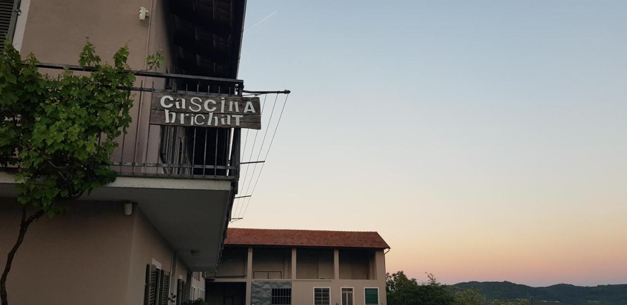 Cascina Brichat Alta Langa Bed & Breakfast Serravalle delle Langhe Exterior photo