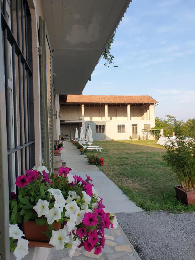 Cascina Brichat Alta Langa Bed & Breakfast Serravalle delle Langhe Exterior photo