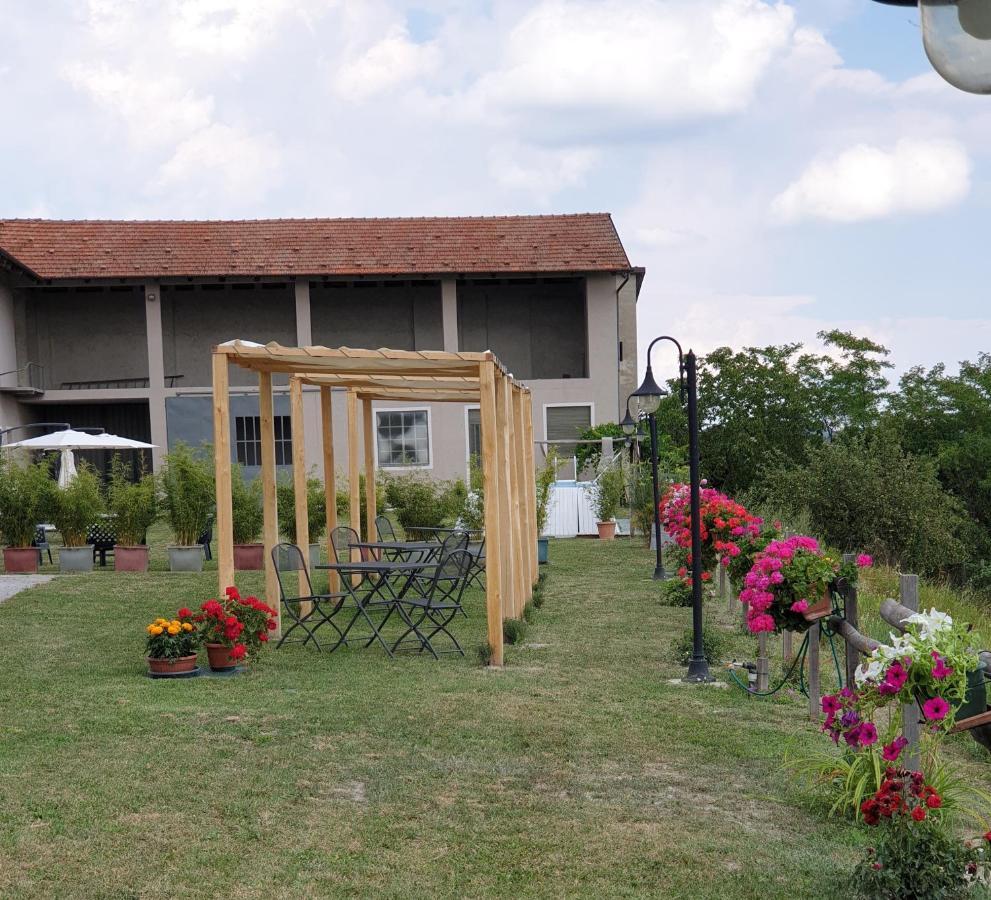 Cascina Brichat Alta Langa Bed & Breakfast Serravalle delle Langhe Exterior photo